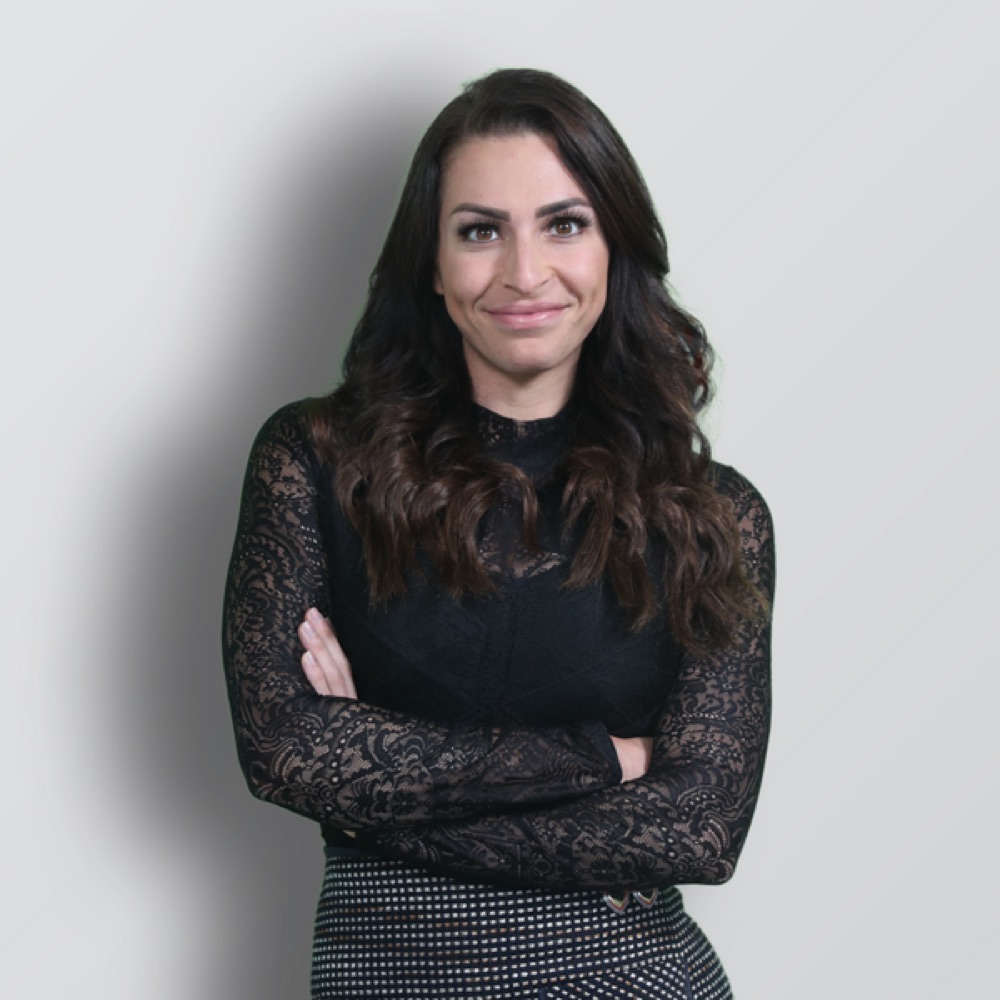 Portrait de Leila Hormozi en noir et blanc